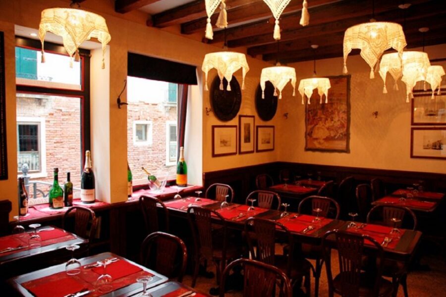 2-Course Dinner in a Typical Venetian Restaurant - Where You Meet (and How Not to Lose Time)