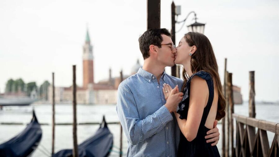 A Unique Photoshoot in Venice - Posed Portraits and Candid Moments: The Style That Looks Natural