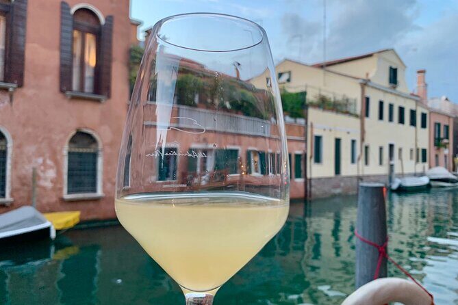 A Venetian Evening: Wine Tasting and Cicchetti with a Local Guide - Starting in Dorsoduro: the walk that gets you off the main routes