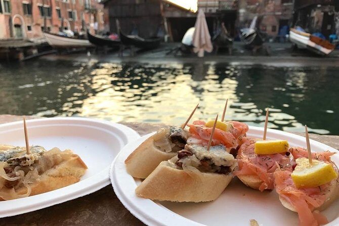 A Venetian Evening: Wine Tasting and Cicchetti with a Local Guide - Group size, pace, and the 10-minute meet rule