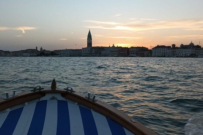 Aperitif at sunset in the Venice lagoon on a private boat. - Stop 3: the Ghebo prosecco aperitif and the real sunset moment