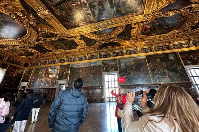 Best Of Venice: Saint Mark's Basilica, Doges Palace with Guide and Gondola Ride - Gondola ride: a classic view with real capacity limits