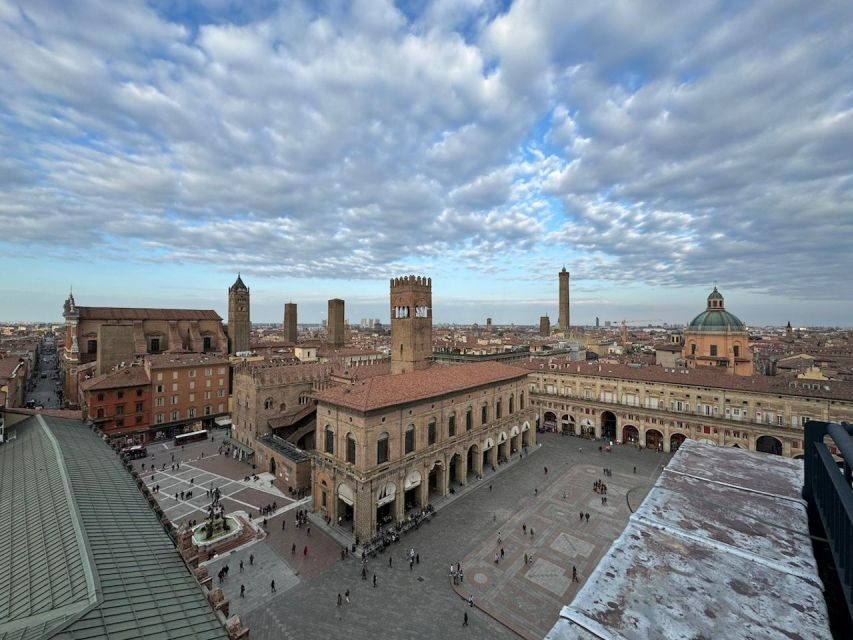Bologna Walking tour with Tower Sky View and Archiginnasio - The 30-minute breather: use it for photos or just quiet