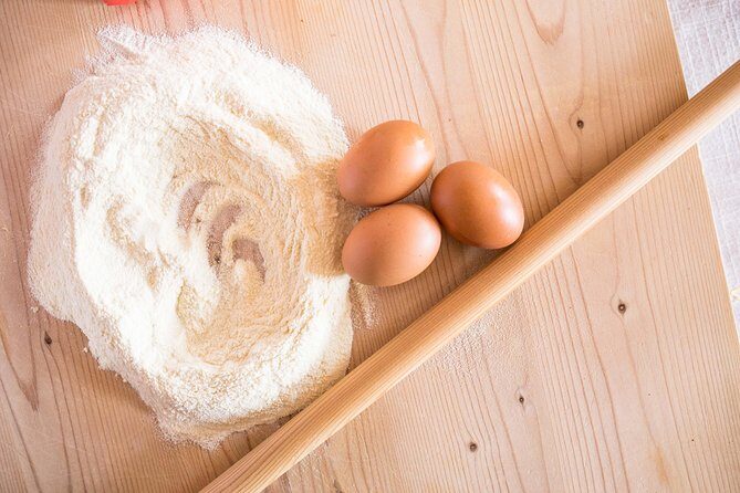 Cesarine: Small group Pasta and Tiramisu class in Padua - Inside the start: meeting your Cesarine in Padua
