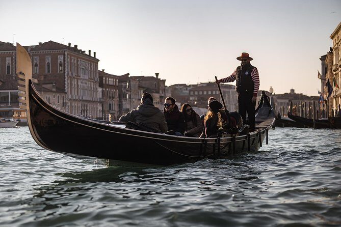 Charming Gondola Ride on the Grand Canal & Gondola Gallery™ - Gondola Gallery and VR: the pre-show that can make or break it