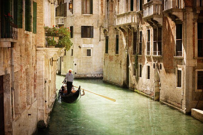 Classic 30-Minute Gondola Ride in Venice - Weather and timing: fog, cold, rain, and why you should plan smart