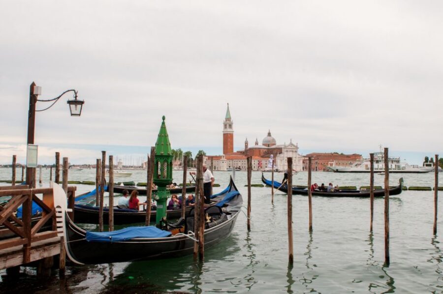 Classic Venice: 2-Hour Walking Tour with Basilica Entry - Bridge of Sighs: prison drama you can picture