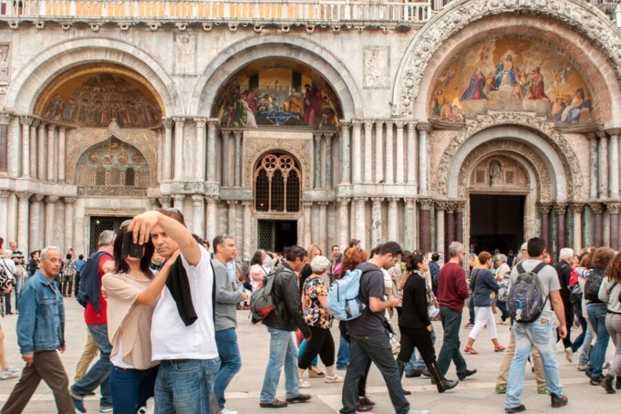 Classic Venice: 2-Hour Walking Tour with Basilica Entry - The guide experience: clarity, adaptability, and named excellence