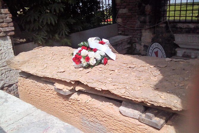 Dark Historical Verona Walking Tour - Casa di Giulietta Finish: Romance With a Sharp Edge