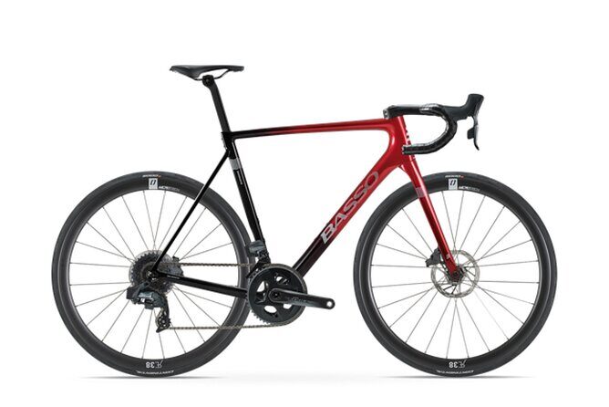 E-bike rental - Road bike - Mountain bike - Fitting details that keep you comfortable (pedals, sizes, helmet)