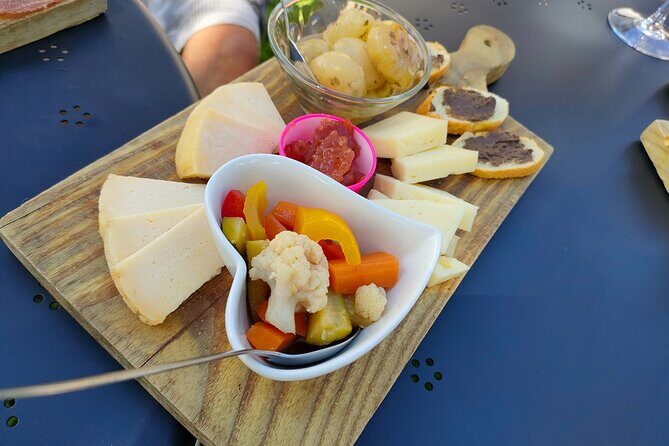 E-Bike Tour and wine tasting in Lazise Countryside - The farm stop: 3 young wines, local food, and a relaxed pace
