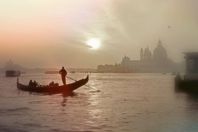 Enchanting Venice: Private Gondola Experience - The gondolier factor: friendliness, phone use, and how to set expectations