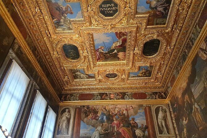 Exclusive Entrance Doge Palace & St. Mark's Basilica Terrace Tour - Entering Venice icons before the crowds