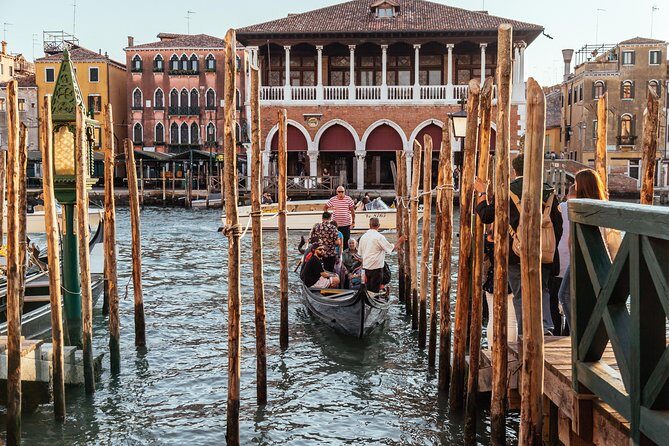 Family Friendly Venice Private City Tour - Ponte di Rialto: the oldest Grand Canal bridge moment