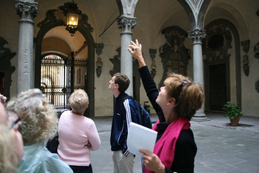 Florence: Medici Tour with Michelangelo's David - Finding your guide: where the tour starts near Accademia