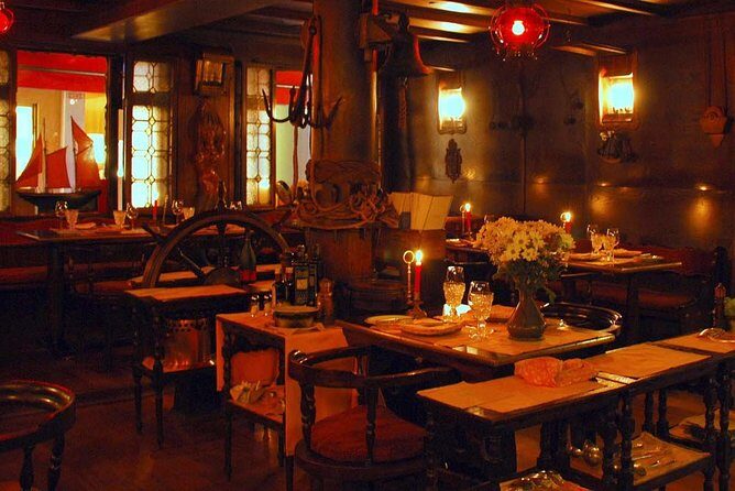 Four-course Food & Wine Pairing Elegant Dinner in Venice - Summer courtyard magic and winter ship-like interiors