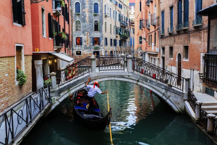 From Lake Garda: Full-day Group Tour of Venice - Breaks, bathrooms, and small gear you don’t want to lose