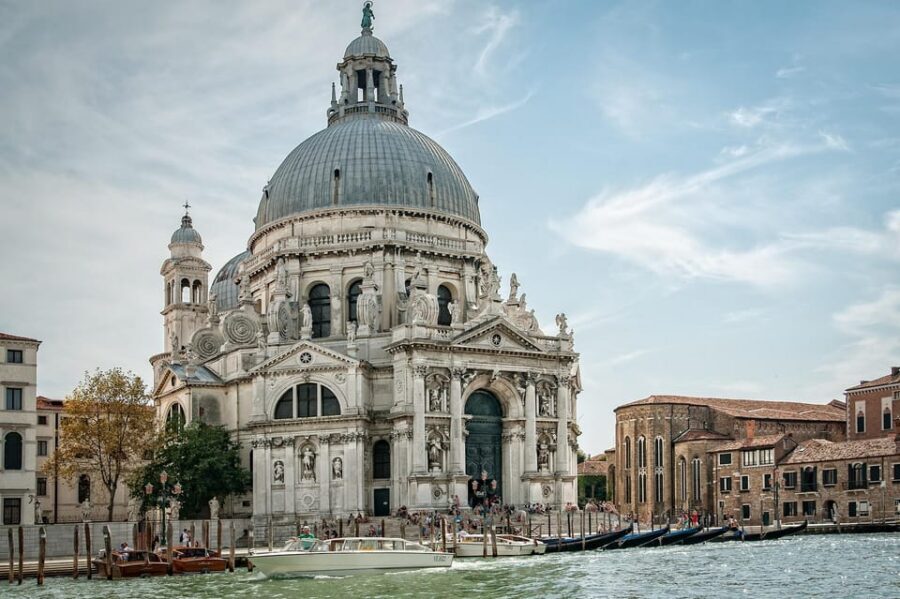From Lake Garda: Venice City and Lagoon Guided Tour - Guided highlights with live commentary (English and German)