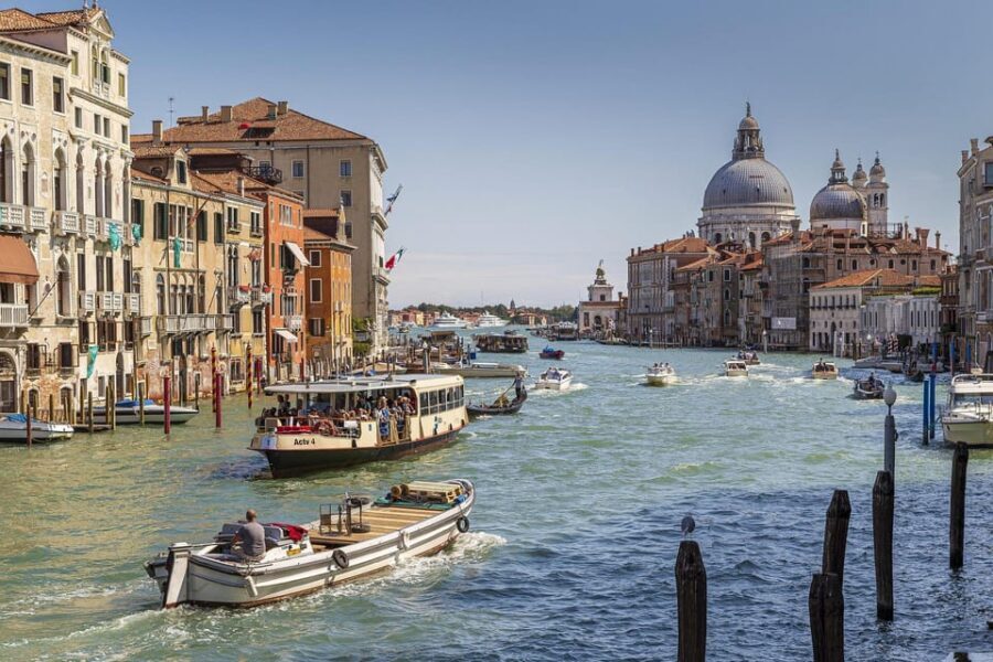 From Lake Garda: Venice City and Lagoon Guided Tour - Return to Lake Garda: motorboat through the Giudecca and a coach ride home