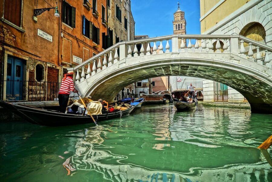 From Lake Garda: Venice City and Lagoon Guided Tour - Shopping streets, squares, and the sestieri maze