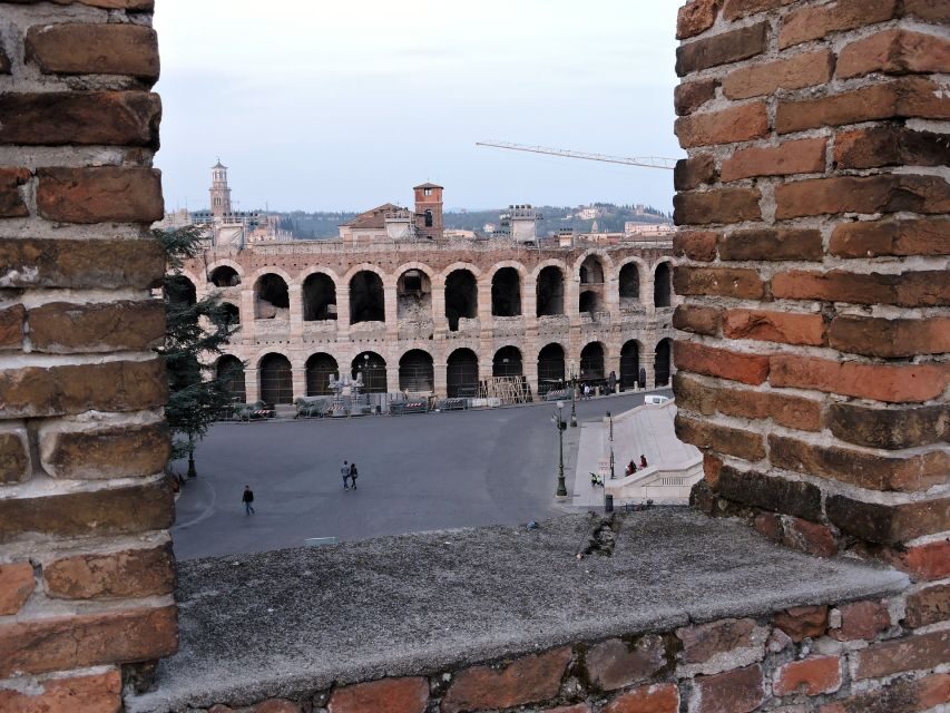 From Venice: Day Trip to Verona by Train with Guided Tour - Ponte Pietra and the Adige: the bridge that sets the scene