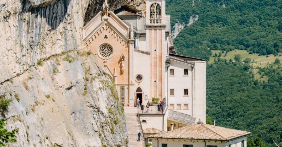 From Verona: Day tour to Madonna della Corona - Arriving at Madonna della Corona: how to time your photos and your walk