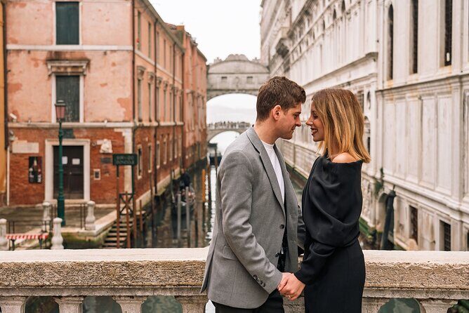 Glam photoshoot in hidden Venice! (up to 4) - Stop 2: Bridge of Sighs Background With a Quick Alley Moment