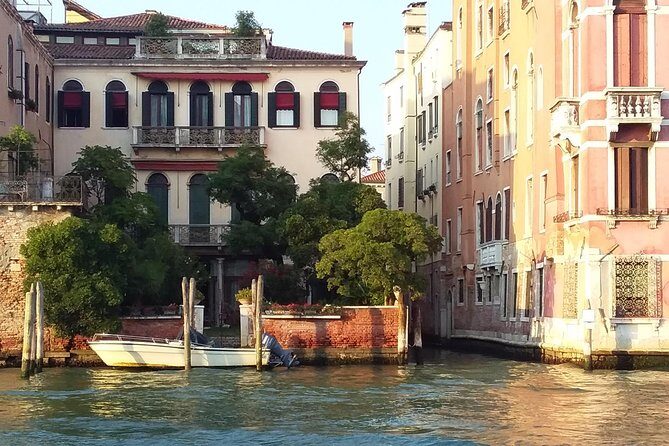 Grand Canal boat tour and Murano glass experience with Hotel pick up - Rialto and the palace walls: what the canal viewing does right