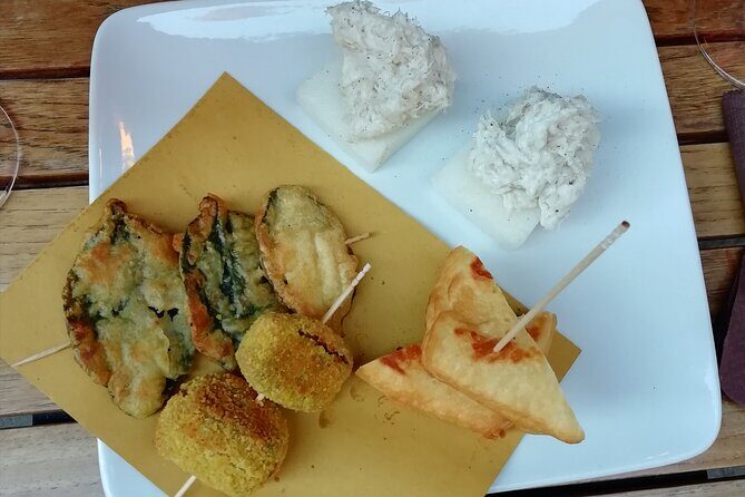 Guided Small Group Kickstart Food Tour of Venice - Canal Grande crossing by gondola traghetto: short, simple, and worth it
