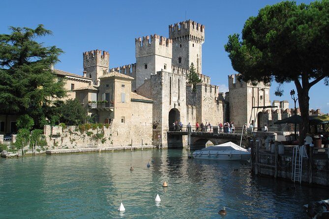 Guided tour in Sirmione with motorboat tour - 30-minute motorboat around the peninsula: the viewpoint change you came for