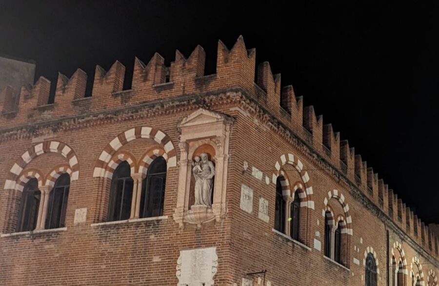 Guided Walking Tour in Verona - A fast 1.5-hour route that links Rome, rulers, and the Duomo