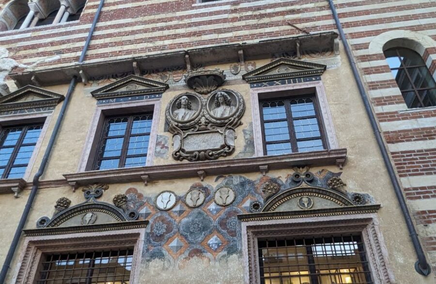 Guided Walking Tour in Verona - Piazza dei Signori and Dante’s statue in the open air