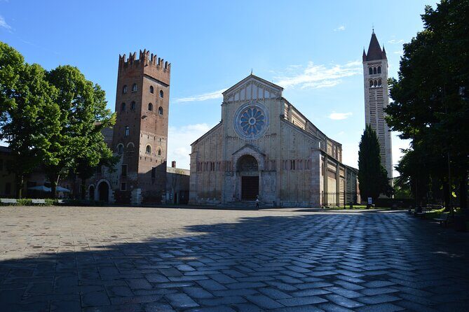 Hidden and fascinating Verona - 2 hour private walking tour - Piazza dei Signori and Dante statue: politics in the open