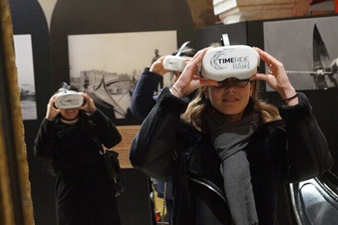 History Gallery: Venice in the Past 3D Experience - Exploring a real sectioned gondola with hidden details
