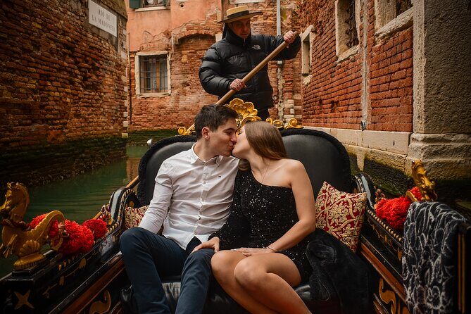 Luxurious Photoshoot in Venice - Private Photoshoot Starting at Ponte di Rialto (90 Minutes, Up to 5)