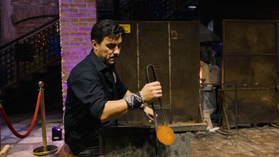 Murano: Glass Blowing Demonstration with Optional Drinks - Seats, comfort, and the kid-friendly reality of a short demo