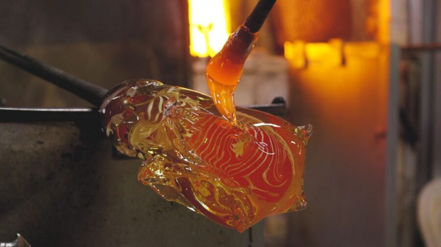 Murano: make your item with a glass master and take it home - The hour-long workshop: from simple shape to your glass-blowing moment