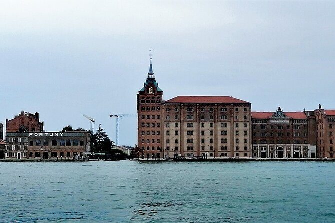 Off the Beaten Path Walk in Venice - Campo Santa Margherita: The Nightlife Hub Side of Venice
