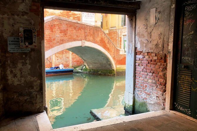 One-Day Venice: Skip-the-Line St. Mark’s Basilica, Walk & Gondola - English guides and headset support: the quality factor you can control