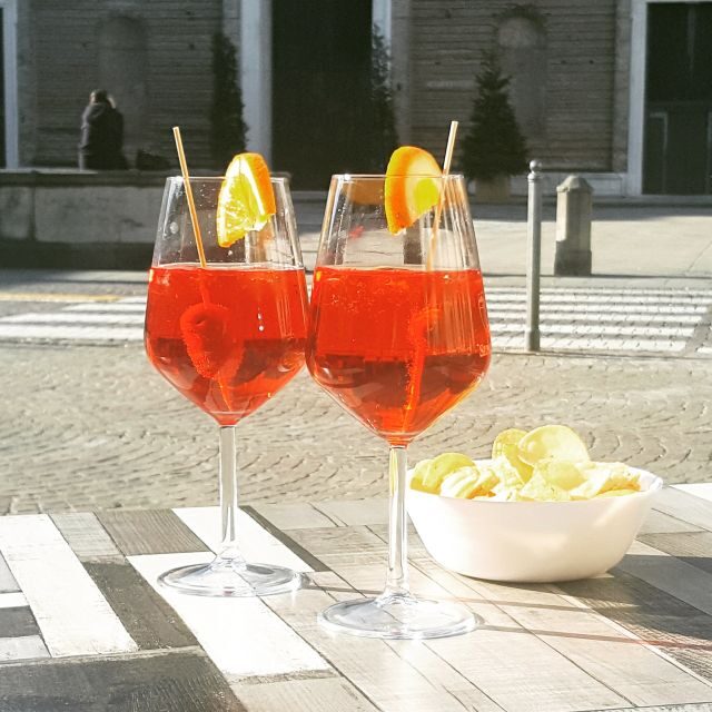 Padova: Guided Spritz Walk - Stop 1: your first spritz and classic bites in the center
