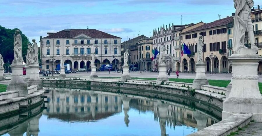Padua: guided walking tour with an art historian - University of Padua courtyard cloister: coats of arms that tell you Padua’s scale