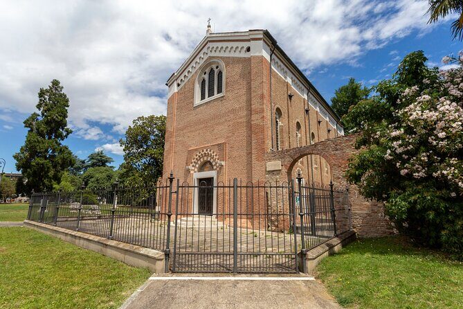 Padua small group tour with Scrovegni Chapel entrance - Padua in 90 Minutes: Squares, Legends, and Symbolic Places
