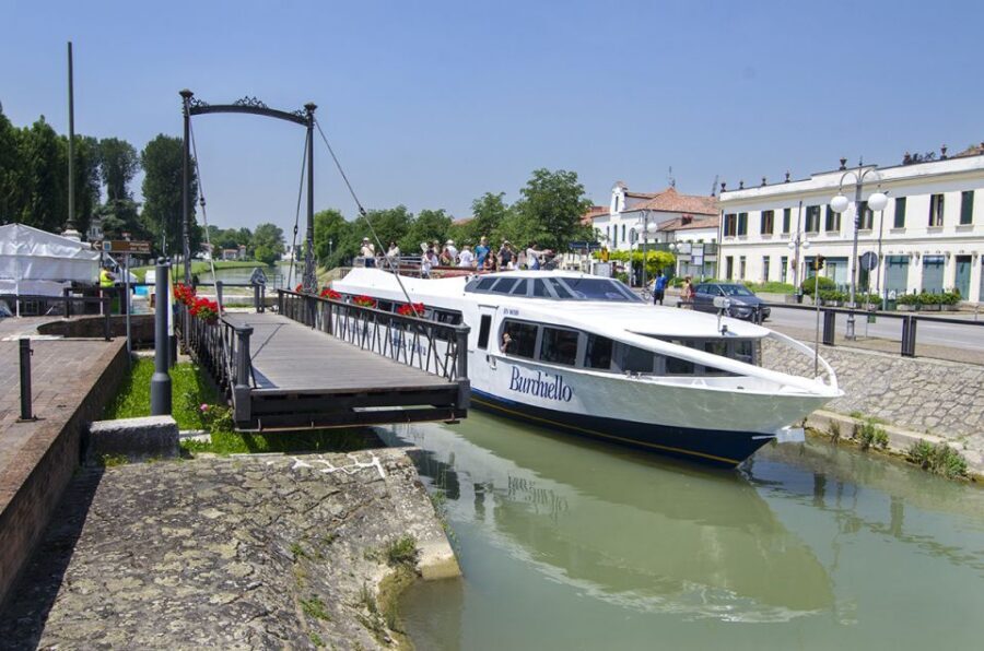 Padua to Venice Boat Cruise of the Brenta Riviera - Oriago lunch break: the historic Burchiello restaurant stop