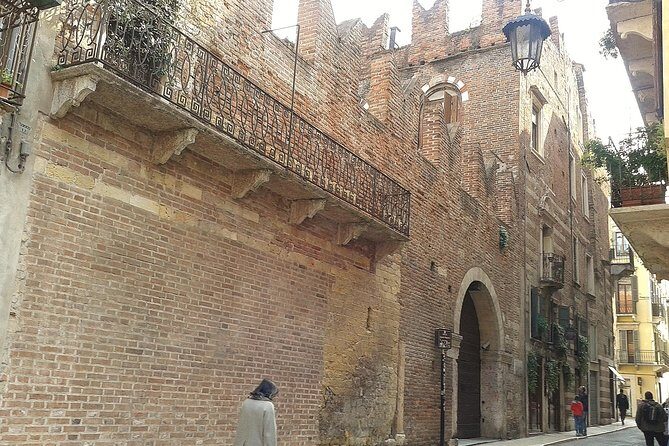 Passionate Verona: Living Romeo and Juliet's Story - Piazza delle Erbe: Where Everyday Life Grounds the Romance