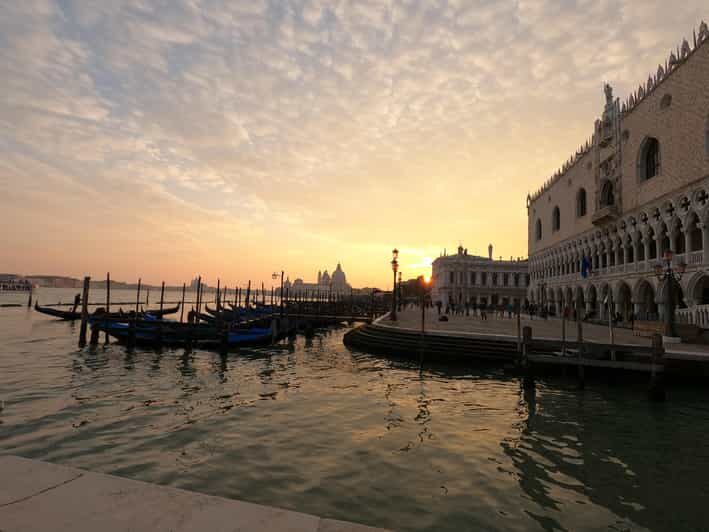 Photo with a professional photographer in Venice - Key Things I’d Plan Around