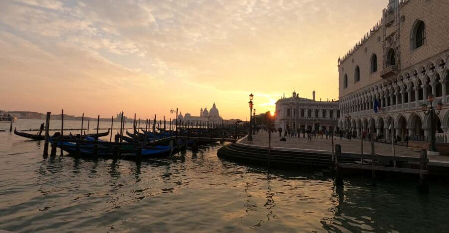 Photo with a professional photographer in Venice - Why a 1-hour Venice photo session beats the usual selfie routine