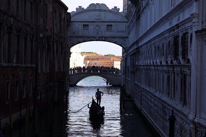 Photography workshop in the magical Venice (3h) - Camera gear basics: you bring yours, Andrea brings the tripod