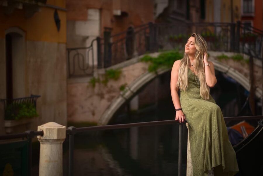 Photoshoot in Venice: Your Story, Our Lens - Book Now! - Entering Venice at the top of Rialto Bridge