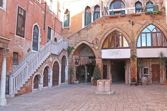 Private Food Tour: Cicheti & Wine - Rialto Bridge: the short stop that sets the story