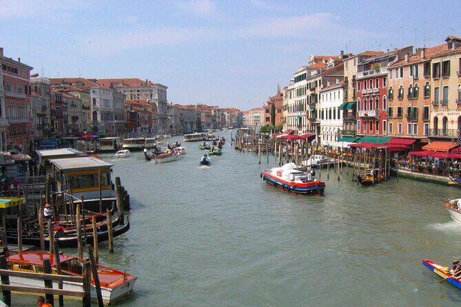 Private Full Day Tour from Milan to Venice with local tour guide and fast train - Ponte di Rialto: crossing the Grand Canal and spotting the postcard views